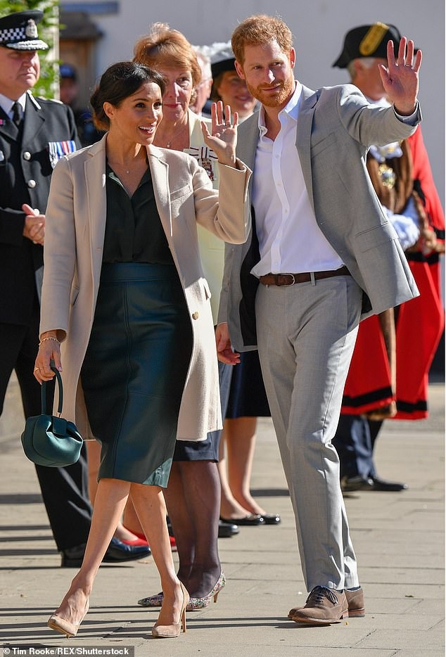 Bộ sưu tập túi trị giá hơn 40 nghìn bảng Anh của Meghan Markle - 18
Meghan xách chiếc túi Gabriela giá 1,570 bảng Anh cùng màu với chân váy