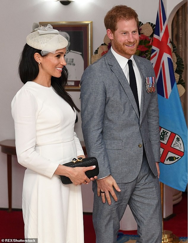 Bộ sưu tập túi trị giá hơn 40 nghìn bảng Anh của Meghan Markle - 19
Meghan cầm trên tay chiếc ví Kayu Anna giá 177 bảng Anh.