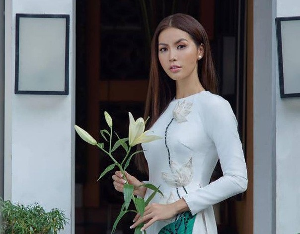 Siêu mẫu Minh Tú: Nhân dịp năm cũ sắp qua và năm mới sắp đến, Minh Tú xin gửi lời chúc thành công, thành công, đại thành công đến với báo Dân trí và toàn thể độc giả. Chúc mọi người một năm mới sẽ gặp được nhiều sức khoẻ, may mắn và thuận lợi. Chúc báo Dân trí sẽ luôn là nơi cung cấp thông tin đáng tin cậy đến với quý độc giả cũng như các anh, chị, em nghệ sĩ.