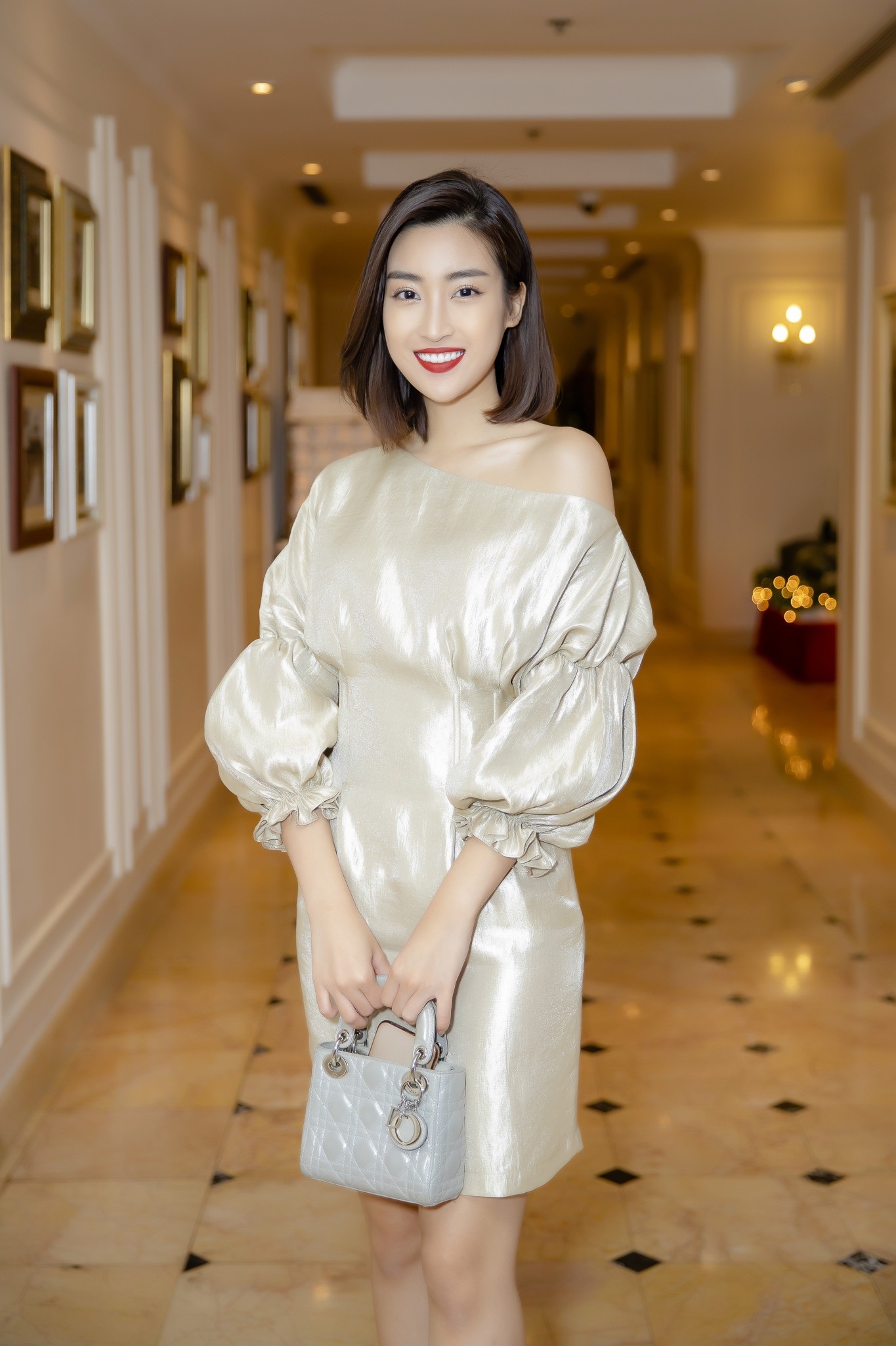Nguyễn Thị Loan đọ vẻ nóng bỏng cùng bộ đôi Hoa hậu tên Linh - Ảnh 4. Nguyễn Thị Loan đọ vẻ nóng bỏng cùng bộ đôi Hoa hậu tên Linh - Ảnh 4.