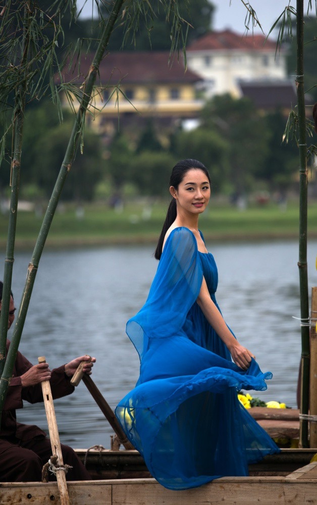 NTK Nguyễn Thuý, Cao Duy "se tơ" hoà quyện làn mây trong màn sương Đà Lạt - 9 Chất liệu lụa chiffon của Hà Bảo Silk khắc họa vẻ đẹp nữ tính tuyệt đối.