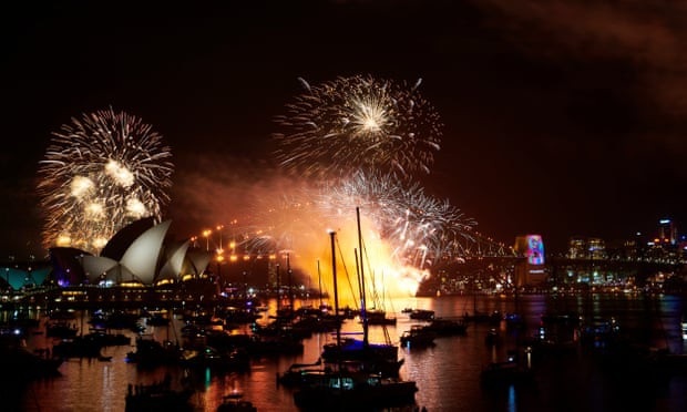 Thế giới rợp trời pháo hoa chào đón năm mới 2019 - 33
Pháo hoa thắp sáng bầu trời ở phía trên cầu cảng Sydney và Nhà hát Opera. (Ảnh: Getty)