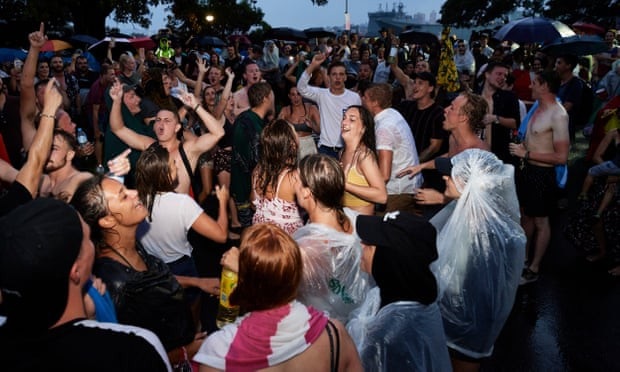 Thế giới rợp trời pháo hoa chào đón năm mới 2019 - 35
Người dân Sydney mở đại tiệc dưới mưa để chờ khoảnh khắc pháo hoa thắp sáng bầu trời thành phố. (Ảnh: Getty)