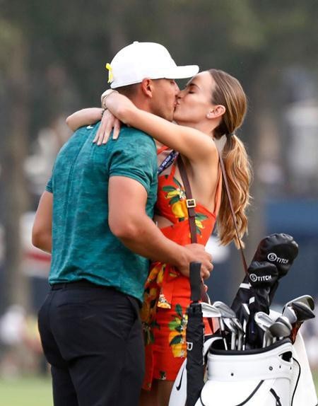 Đón năm mới với những màn khóa môi ngọt lịm của các sao - Ảnh 13. Đón năm mới với những màn khóa môi ngọt lịm của các sao - Ảnh 13.