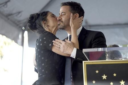 Đón năm mới với những màn khóa môi ngọt lịm của các sao - Ảnh 14. Đón năm mới với những màn khóa môi ngọt lịm của các sao - Ảnh 14.