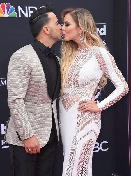 Đón năm mới với những màn khóa môi ngọt lịm của các sao - Ảnh 15. Đón năm mới với những màn khóa môi ngọt lịm của các sao - Ảnh 15.