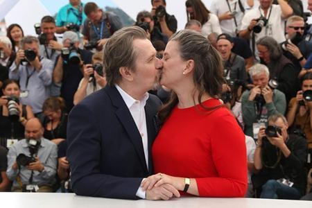 Đón năm mới với những màn khóa môi ngọt lịm của các sao - Ảnh 16. Đón năm mới với những màn khóa môi ngọt lịm của các sao - Ảnh 16.