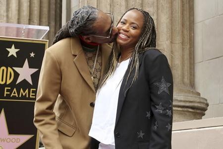 Đón năm mới với những màn khóa môi ngọt lịm của các sao - Ảnh 17. Đón năm mới với những màn khóa môi ngọt lịm của các sao - Ảnh 17.