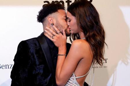 Đón năm mới với những màn khóa môi ngọt lịm của các sao - Ảnh 3. Đón năm mới với những màn khóa môi ngọt lịm của các sao - Ảnh 3.