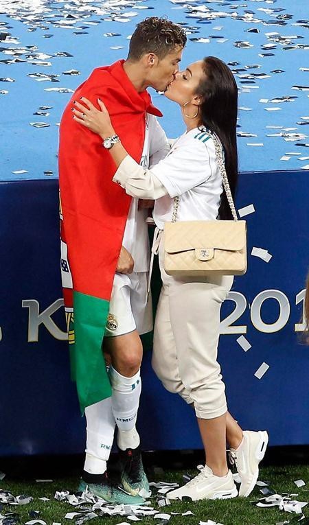 Đón năm mới với những màn khóa môi ngọt lịm của các sao - Ảnh 7. Đón năm mới với những màn khóa môi ngọt lịm của các sao - Ảnh 7.