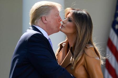 Đón năm mới với những màn khóa môi ngọt lịm của các sao - Ảnh 9. Đón năm mới với những màn khóa môi ngọt lịm của các sao - Ảnh 9.