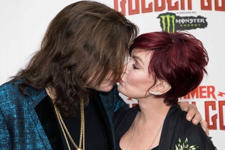 Đón năm mới với những màn khóa môi ngọt lịm của các sao - Ảnh 10. Đón năm mới với những màn khóa môi ngọt lịm của các sao - Ảnh 10.