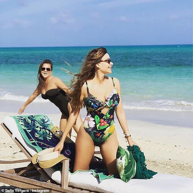 Sofia Vergara vẫn gợi cảm ở tuổi 46 - Ảnh 8. Sofia Vergara vẫn gợi cảm ở tuổi 46 - Ảnh 8.