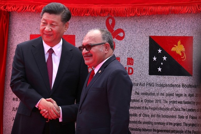Nỗi lo phía sau tham vọng Vành đai và Con đường của Trung Quốc - 4
Thủ tướng Papua New Guinea Peter ONeill (phải) bắt tay Chủ tịch Tập Cận Bình tại lễ khánh thành Đại lộ Độc lập do Trung Quốc tài trợ ở thủ đô Port Moresby ngày 16/11. (Ảnh: Reuters)