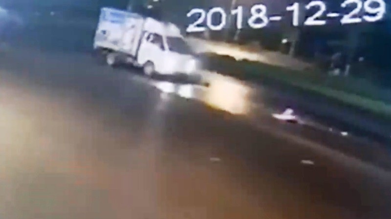 Lái xe tải tông cụ bà đi xe đạp rồi bỏ chạy - Ảnh 2. Lái xe tải tông cụ bà đi xe đạp rồi bỏ chạy - Ảnh 2.