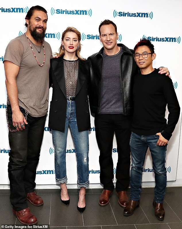 Amber Heard thản nhiên mặc áo không nội y - 3
Amber Heard đóng cùng nam diễn viên Jason Momoa trong phim mới. Hai diễn viên chính của phim tham dự nhiều buổi họp báo và trả lời phỏng vấn thời gian này