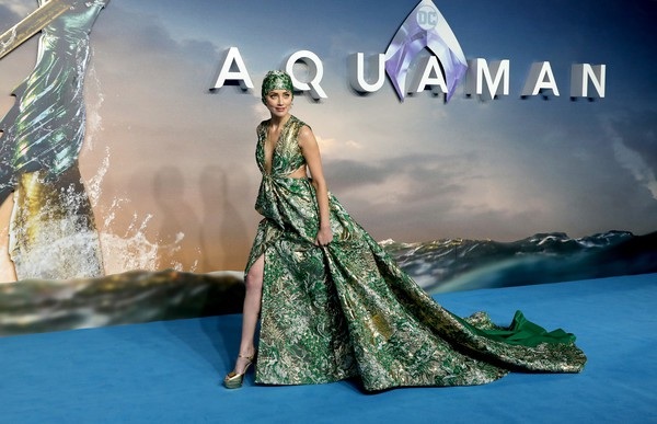 Amber Heard thản nhiên mặc áo không nội y - 7
Ngôi sao xinh đẹp cũng chia sẻ cô mệt mỏi vì biết các diễn viên nữ nhận cát sê thấp hơn bạn diễn. Chúng tôi được trả lương ít hơn dù chúng tôi phải dành nhiều thời gian hơn cho việc tóc và trang điểm cũng như đáp ứng các yêu cầu khác... Chúng tôi đang làm việc trong một hệ thống vốn không hoàn thiện.