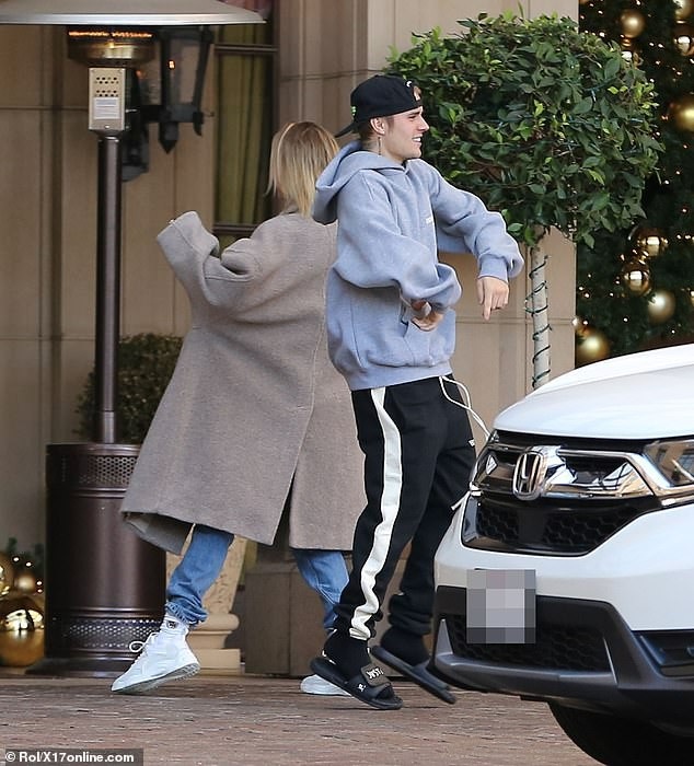 
Justin Bieber và vợ Hailey Baldwin vui vẻ nhảy múa bên ngoài 1 khách sạn ở Beverly Hills, Mỹ ngày 2/12 vừa qua
