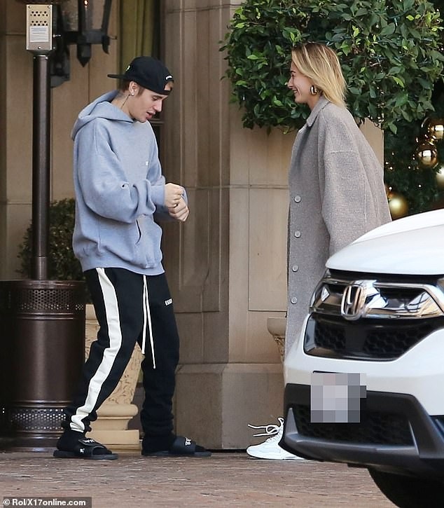 
Ca sỹ 24 tuổi và vợ 22 tuổi vừa trở về Mỹ sau lễ Tạ Ơn ở Canada
