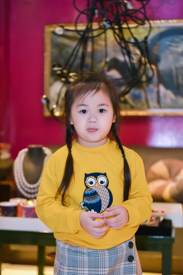 Maya tiết lộ mối quan hệ với bố đẻ của con gái và tin đồn “đại gia bao” - 2 Bé Bồ Câu đã gần 4 tuổi và đang học ở một ngôi trường quốc tế tại Hà Nội. Maya cho biết, lúc mới từ Mỹ về Việt Nam, Bồ Câu khá lạ lẫm với môi trường sống ở trong nước nên tính cách hơi lì. Tuy nhiên hơn 3 năm, cô bé đã rất hiếu động, hòa đồng và ngày càng thích ăn mặc điệu đà.