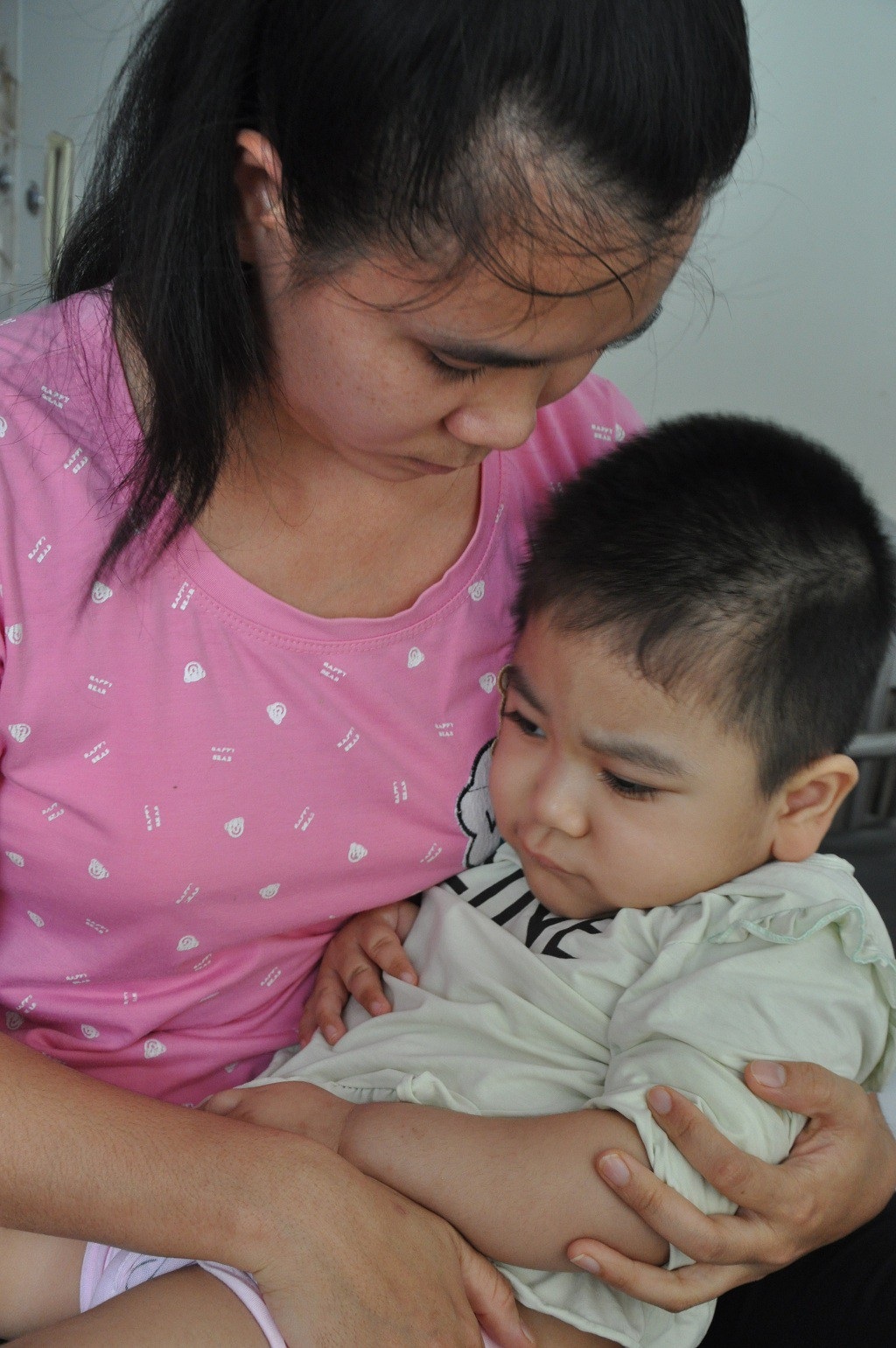 Ánh mắt cầu cứu sự sống của bé 3 tuổi bị viêm não - Ảnh 2. Ánh mắt cầu cứu sự sống của bé 3 tuổi bị viêm não - Ảnh 2.