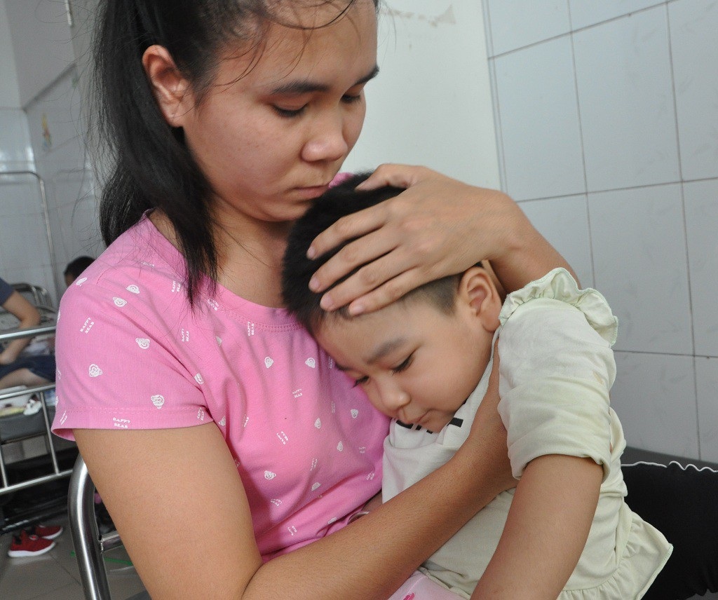 Ánh mắt cầu cứu sự sống của bé 3 tuổi bị viêm não - Ảnh 4. Ánh mắt cầu cứu sự sống của bé 3 tuổi bị viêm não - Ảnh 4.