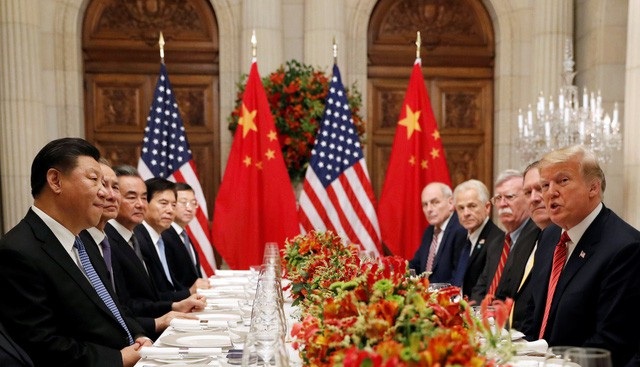 Vì sao Mỹ và Trung Quốc không bàn về Biển Đông trong thỏa thuận “đình chiến” tại G20? - 1 Tổng thống Donald Trump và Chủ tịch Tập Cận Bình cùng các quan chức dự tiệc tối kết hợp làm việc tại Argentina ngày 1/12. (Ảnh: Reuters)