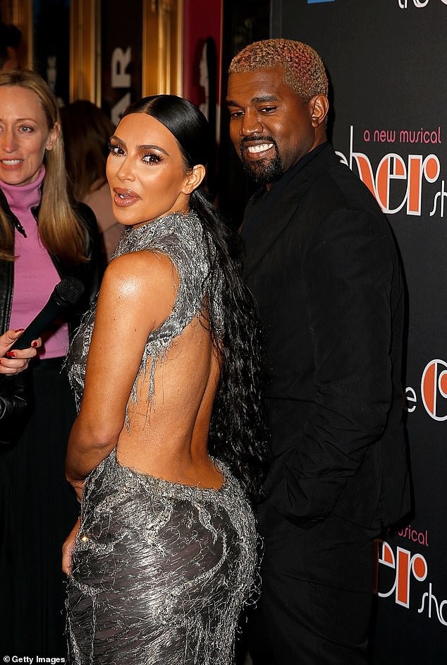Kim Kardashian hớ hênh trên thảm đỏ - 1
Kim Kardashian và Kanye West sánh đôi đi xem nhạc kịch tại New York ngày 3/12 vừa qua