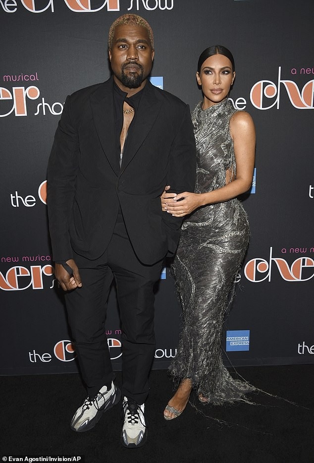 Kim Kardashian hớ hênh trên thảm đỏ - 5
Đây là sự kiện hiếm hoi mà Kim Kardashian cùng chồng Kanye West góp mặt