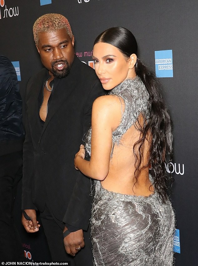 Kim Kardashian hớ hênh trên thảm đỏ - 6
Kim Kardashian chia sẻ Kanye West thường là người tư vấn thời trang cho cô