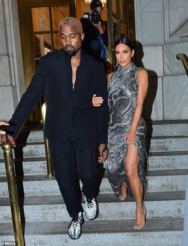 Kim Kardashian hớ hênh trên thảm đỏ - 7
Kanye West là nhà thiết kế thời trang và Kim thường xuyên diện đồ chồng thiết kế