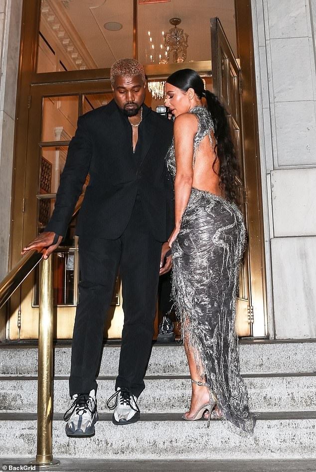 Kim Kardashian hớ hênh trên thảm đỏ - 9
Đã có nhiều tin đồn rằng hôn nhân của Kim Kardashian và Kanye West đang rạn nứt