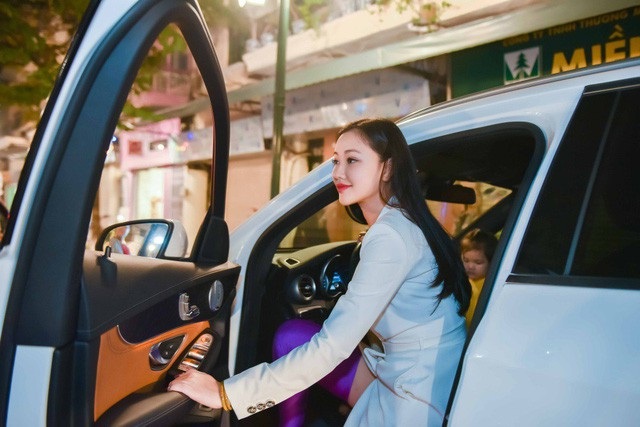 Maya tiết lộ mối quan hệ với bố đẻ của con gái và tin đồn “đại gia bao” - 3 Maya chia sẻ cô độc lập và tự chủ trong việc kinh tế và chăm sóc con.
