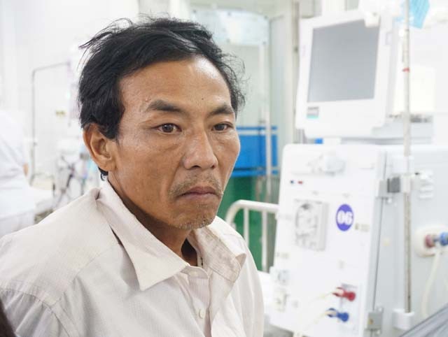 Mẹ suy thận, nhà khánh kiệt, nữ sinh 11 phải bỏ học giữa chừng - 5 Khuôn mặt thất thần của người đàn ông nghèo khó khi vợ mắc bệnh hiểm nghèo, con gái phải bỏ học giữa chừng.