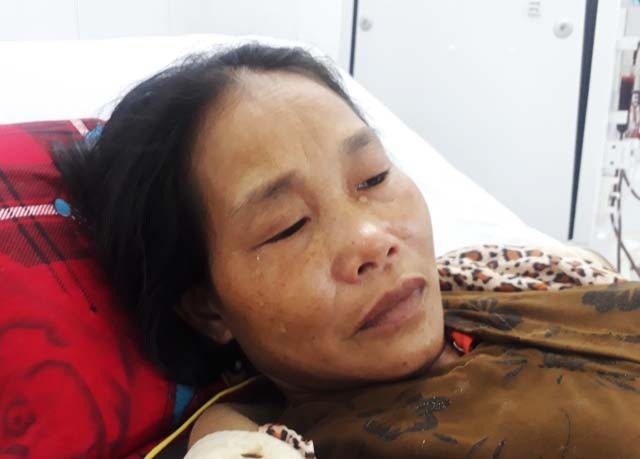 Mẹ suy thận, nhà khánh kiệt, nữ sinh 11 phải bỏ học giữa chừng - 6 Giọt nước mắt bất lực của người mẹ nghèo vướng trọng bệnh khiến con gái lỡ dở chuyện học hành.