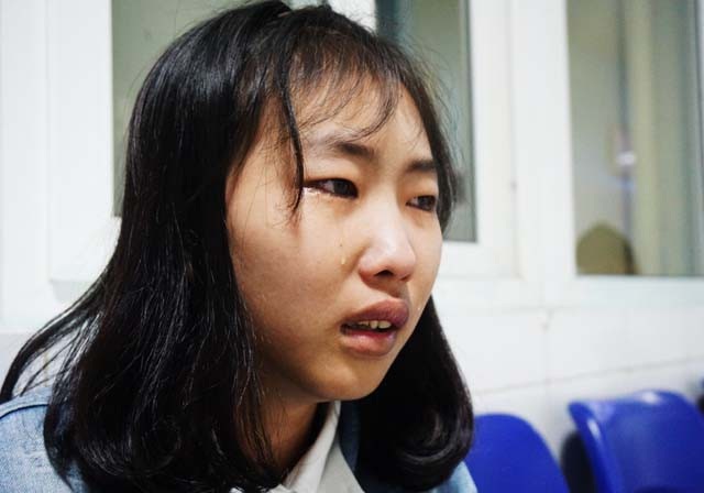 Mẹ suy thận, nhà khánh kiệt, nữ sinh 11 phải bỏ học giữa chừng - 2
Mẹ đi viện, kinh tế gia đình kiệt quệ khiến cháu Nguyễn Thị Hà phải đứt gánh học hành khi đang học dở lớp 11.