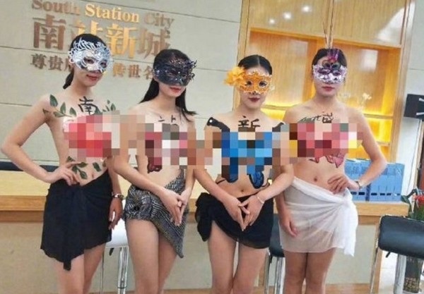Công ty bất động sản thuê... người mẫu ngực trần để quảng cáo sản phẩm - 1 Dàn người mẫu ngực trần quảng cáo cho công ty bất động sản