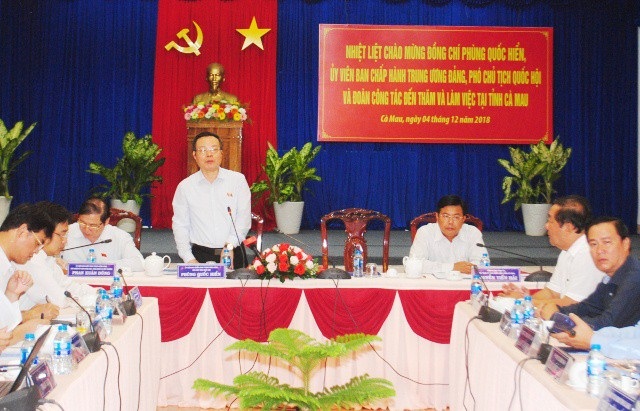 Cà Mau cần cấp bách chống sạt lở bờ biển - 1 Phó Chủ tịch Quốc hội Phùng Quốc Hiển cùng đoàn công tác của Quốc hội làm việc với tỉnh Cà Mau vào ngày 4/12. (Ảnh: CTV)