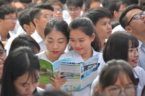 Bằng cấp như nhau: Cần lộ trình chuyển đổi - 1
Học sinh tìm hiểu các hệ đào tạo của một trường đại học. (Ảnh: Tấn Thạnh)