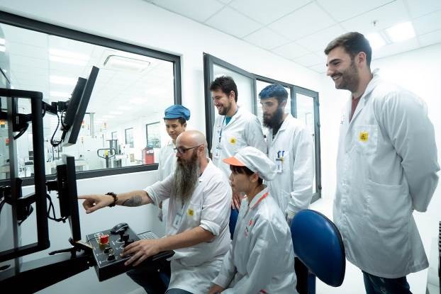 Phòng thí nghiệm độ bền sản phẩm được trang bị các thiết bị tối tân nhất về thử nghiệm đánh rơi, rung xóc, độ bền kéo nén, độ bền các loại phụ kiện như sạc, dây cáp… Mỗi chiếc điện thoại Vsmart xuất xưởng đều đảm bảo tuyệt đối việc lấy mẫu và kiểm tra lô sản phẩm tuân thủ bảng tiêu chuẩn quốc tế AQL.