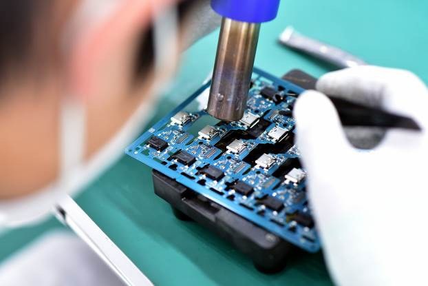 Tại đây, nhiệt độ và độ ẩm được kiểm soát trong tiêu chuẩn 25±2ºC, độ ẩm 30-70%, độ sạch không khí cấp 100.000 để đảm bảo các sản phẩm làm ra với độ ổn định và tỷ lệ lỗi thấp