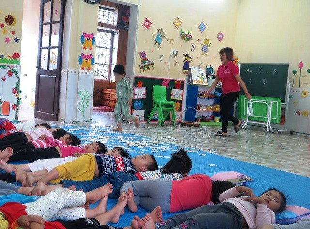 Cách nào kiểm soát hành vi của trẻ tự kỷ khi học ở trường mầm non? - 1 Thiếu kỹ năng, các cô giáo rất vất vả khi chăm sóc và dạy dỗ bé P.