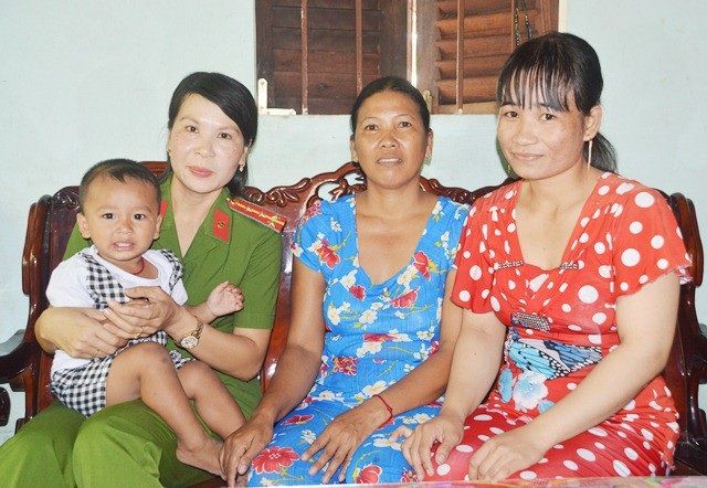 Nữ Đại úy kiên trì hô hấp nhân tạo, đưa cháu bé đuối nước từ cõi chết trở về - 2
Đại úy Lê Thị Quỳnh và cháu bé mà chị đã cứu sống một cách kỳ diệu.