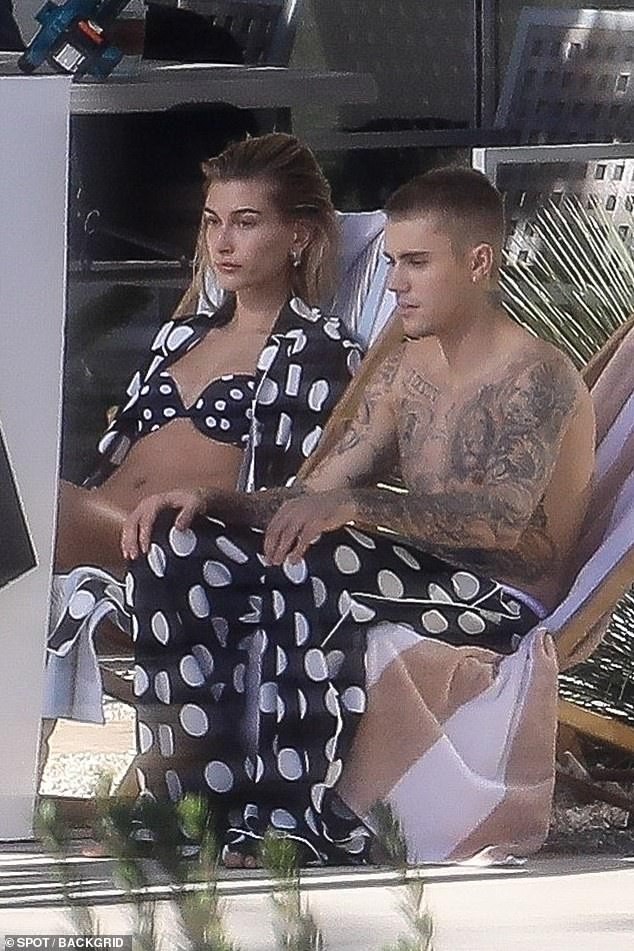 Vợ chồng Justin Bieber tình tứ trong buổi chụp hình - 3
Đây là buổi chụp hình cho một tạp chí thời trang lớn