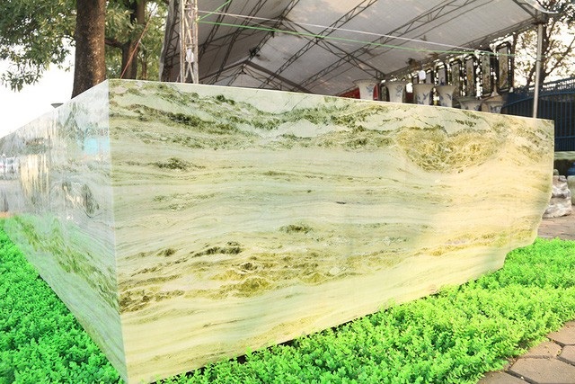 Thú chơi ngọc nguyên khối của đại gia: Xẻ 50 tấn ngọc làm bộ bàn ghế ngồi chơi - 11 Phiến ngọc có màu xanh, đường hoa văn mềm mại, đẹp tự nhiên
