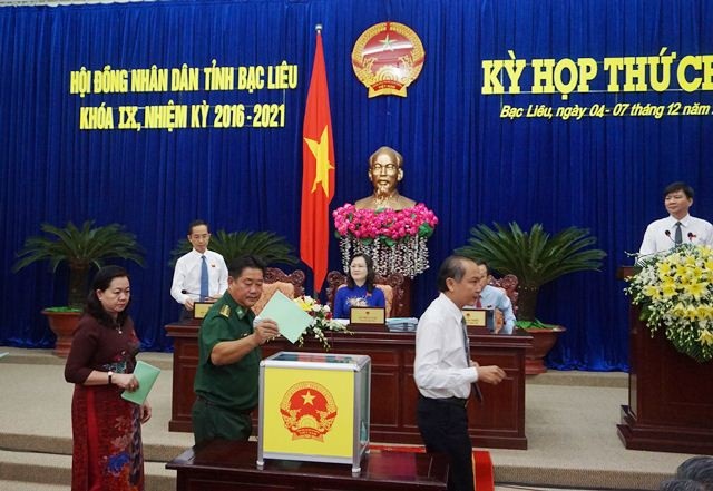 Các đại biểu bỏ phiếu tín nhiệm.