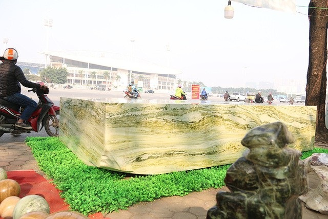 Thú chơi ngọc nguyên khối của đại gia: Xẻ 50 tấn ngọc làm bộ bàn ghế ngồi chơi - 12 Gần 10 nhân công đã phải lao động miệt mài trong nhiều tháng để đánh mịn bề mặt ngọc