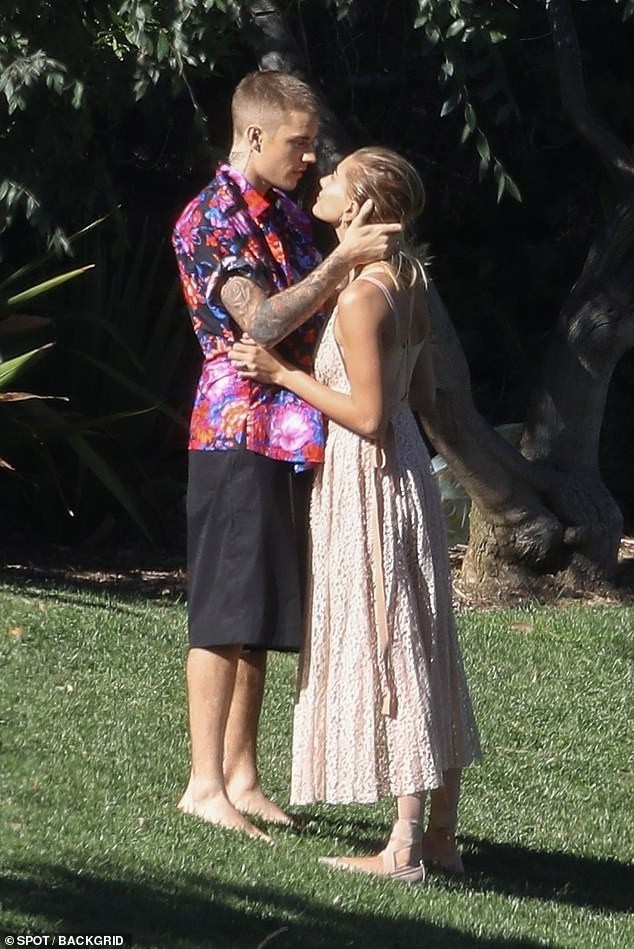 Vợ chồng Justin Bieber tình tứ trong buổi chụp hình - 6
Họ bí mật kết hôn 3 tháng sau đó