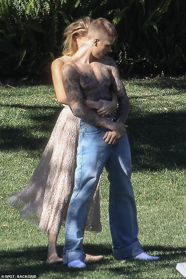 Vợ chồng Justin Bieber tình tứ trong buổi chụp hình - 7
Justin Bieber và Hailey Baldwin mới nghỉ lễ Tạ Ơn ở Canada cùng gia đình Justin