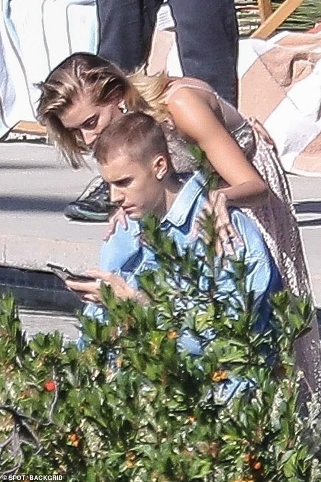 Vợ chồng Justin Bieber tình tứ trong buổi chụp hình - 9
Cặp đôi đẹp của làng giải trí càng nổi tiếng hơn sau đám cưới